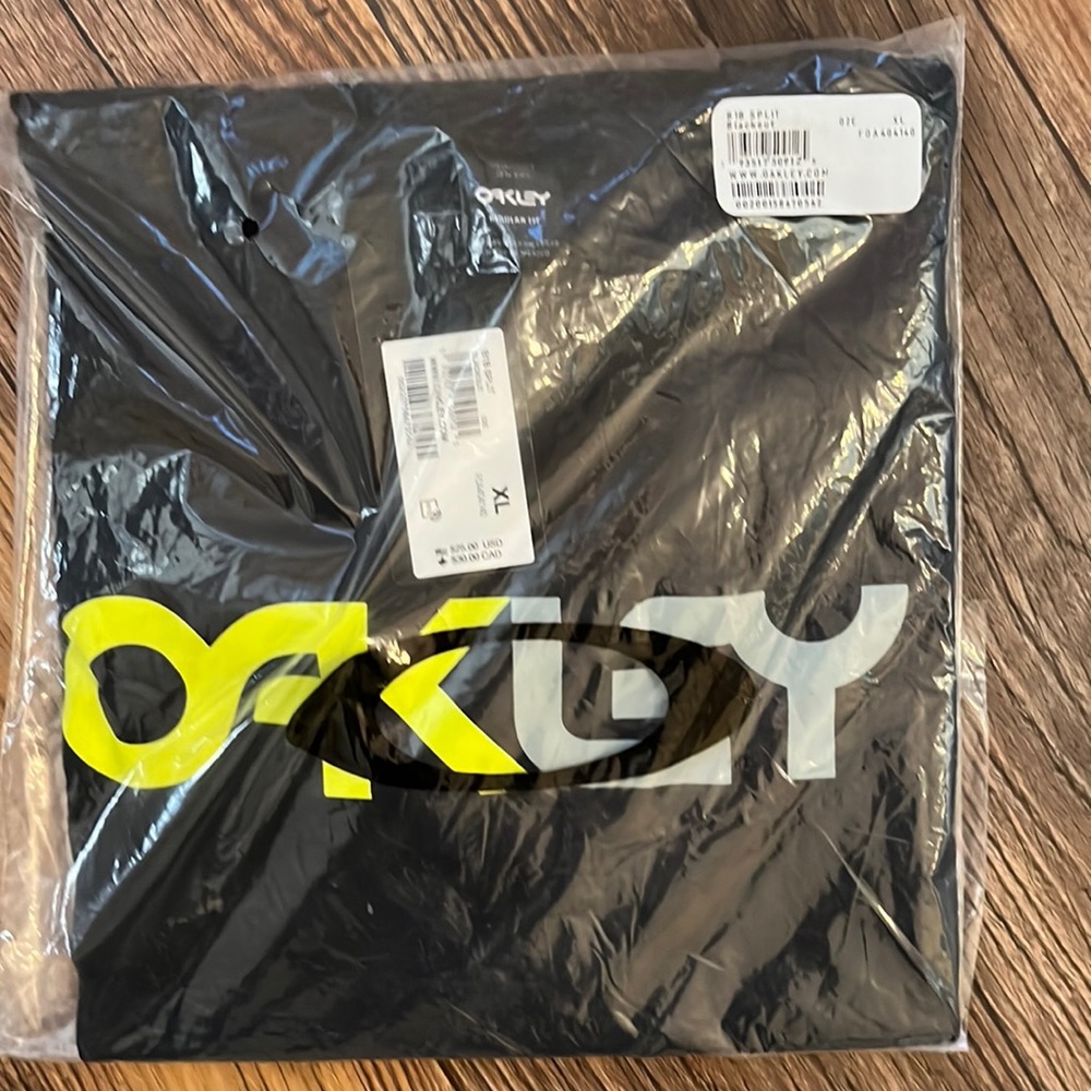 Men’s Oakley Black T-shirt XL NWT